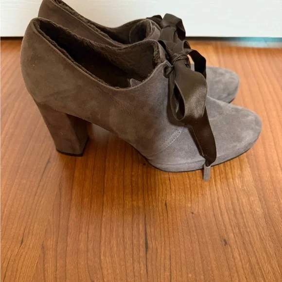 Ron white Harlowe Suede Bootie, made in Italy, size 5. - Picture 4 of 9